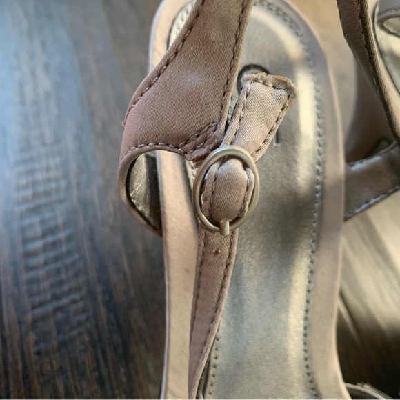 Cause & Effect Size 6.5 Silver 3 Inch Heels - Picture 8 of 13